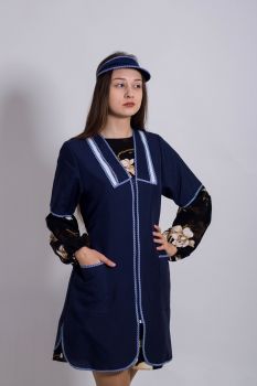 Халат из габардина с коротким рукавом на молнии.